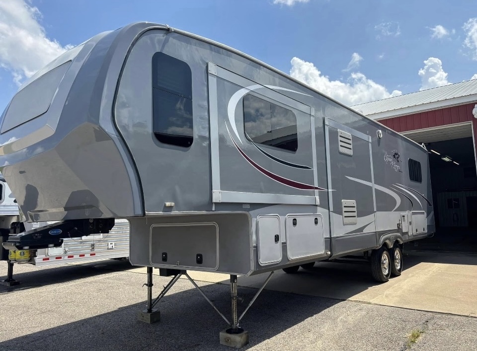 Sun-faded fifth-wheel RV with chalked, oxidized clearcoat